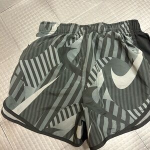 NIKE WOMENS BLACK and GRAY ATHLETIC DRI FIT RUNNING SHORTS XS